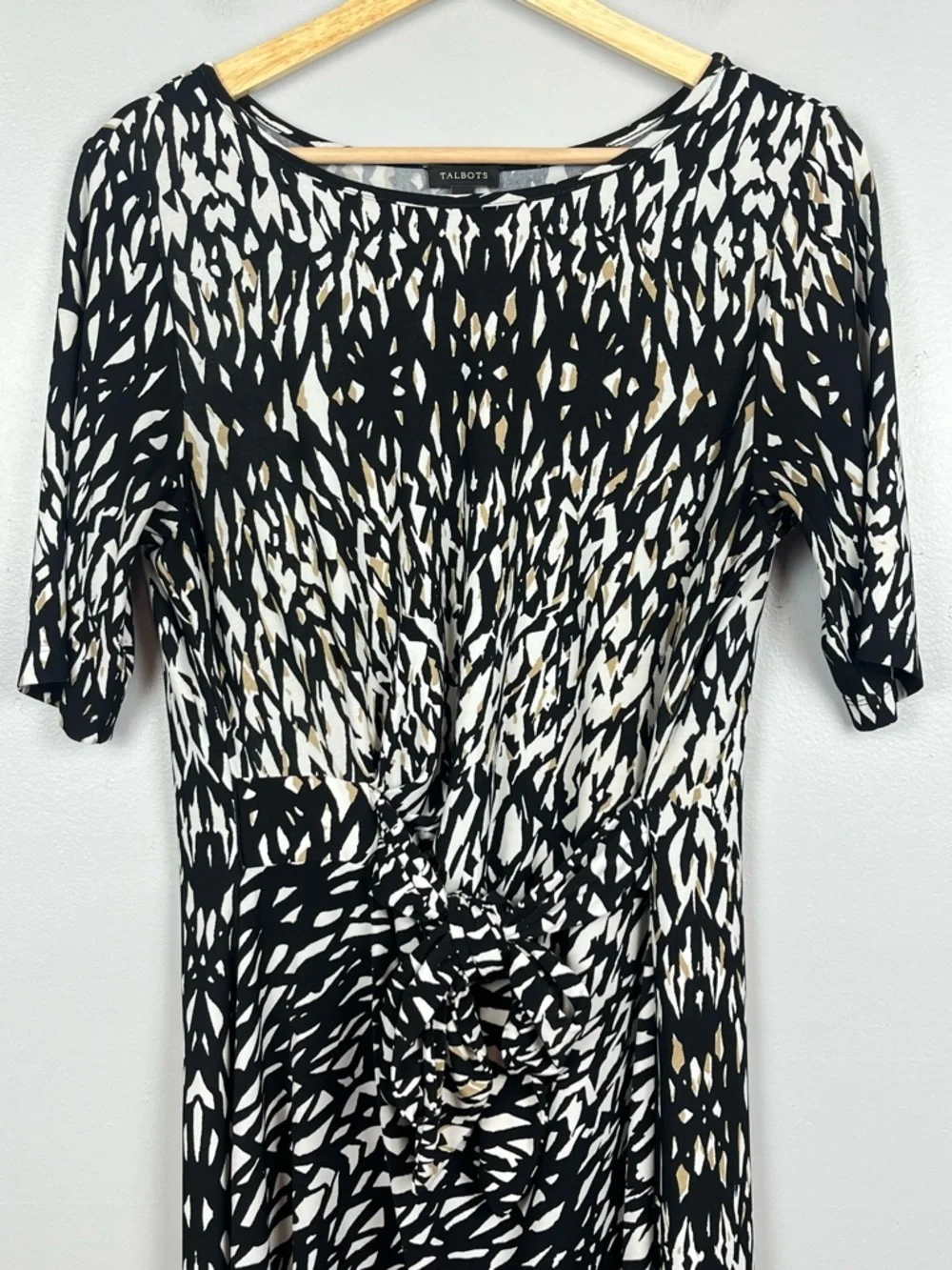 Talbots black beige & white tie detail stretchy poly spandex dress, size 10.